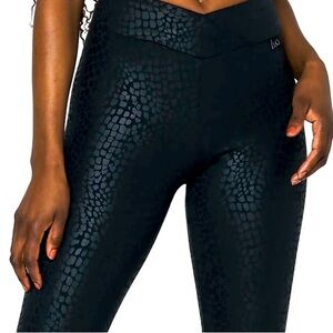 Lici Fit V-cut Scrunch Leggings